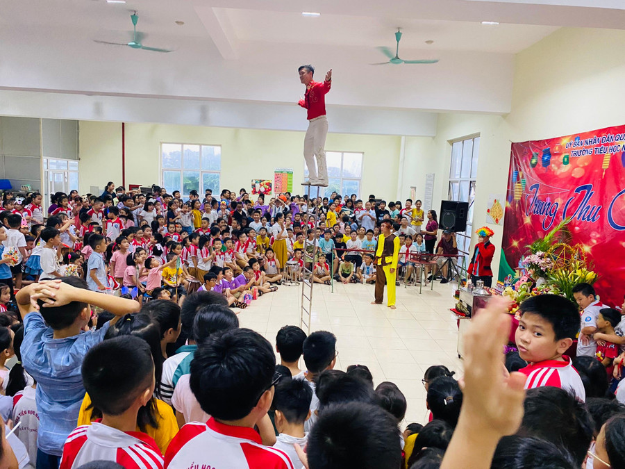 Tiết mục biểu diễn xiếc tại trường thu hút rất đông học sinh.