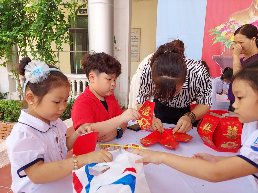 Với các vật liệu sẵn có, các em sẽ cắt dán thành những chiếc đèn lồng nhỏ xinh để chào đón Tết Trung thu. Với các vật liệu sẵn có, các em sẽ cắt dán thành những chiếc đèn lồng nhỏ xinh để chào đón Tết Trung thu.