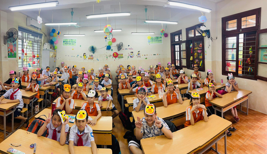 Mỗi em đều được mang trên mình một chiếc mặt nạ hình thù ngộ nghĩnh.