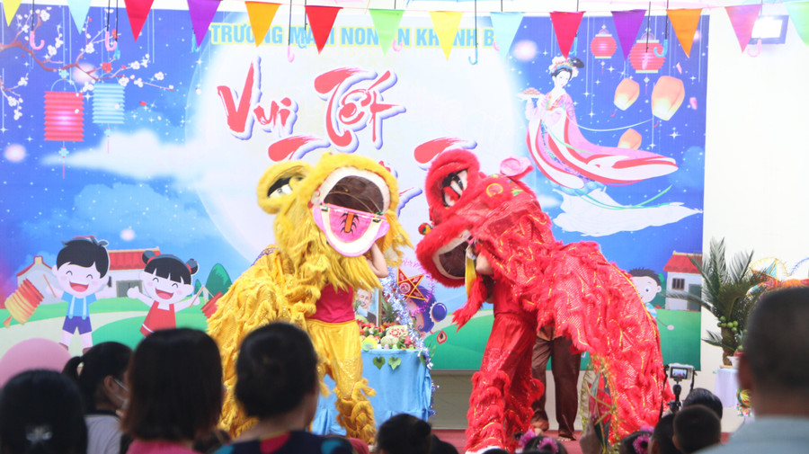 Mở đầu là tiết mục múa lân do các cô giáo ở Trường Mầm non An Khánh B biểu diễn. Mở đầu là tiết mục múa lân do các cô giáo ở Trường Mầm non An Khánh B biểu diễn.