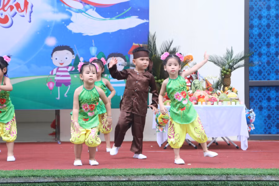 Các bé khối 4 tuổi biểu diễn văn nghệ trên sân khấu. Các bé khối 4 tuổi biểu diễn văn nghệ trên sân khấu.