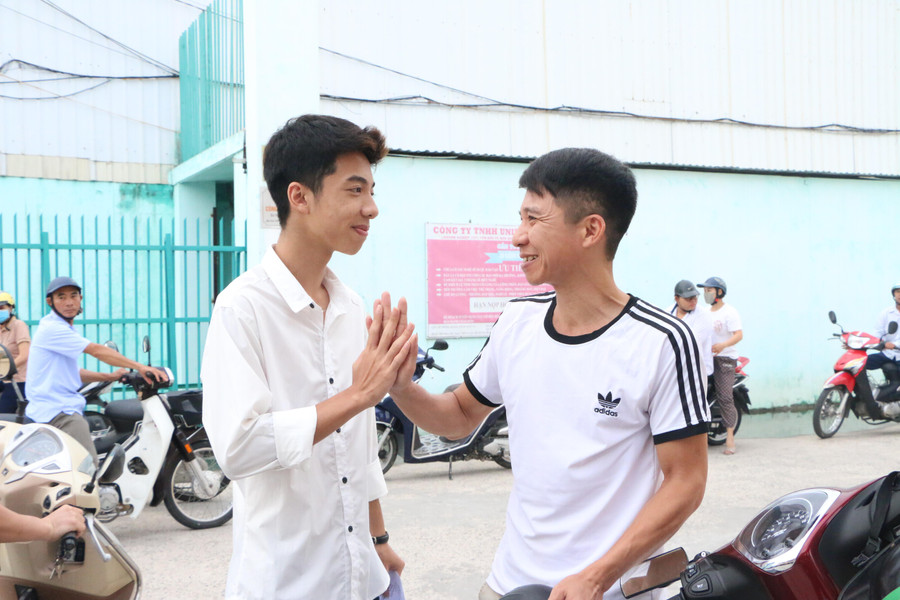 Hai bố con cùng động viên nhau sau khi kết thúc buổi thi đầu tiên. Hai bố con cùng động viên nhau sau khi kết thúc buổi thi đầu tiên.