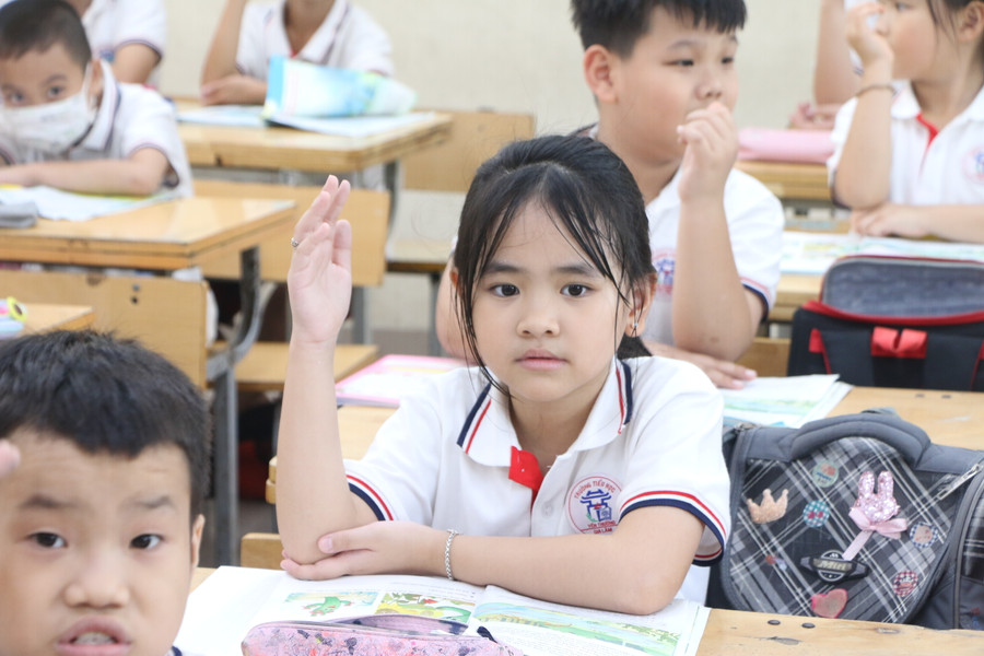 Học sinh Trường Tiểu học Yên Thường luôn được giáo viên nhắc nhở tuyệt đối không đi theo người lạ lúc tan học.