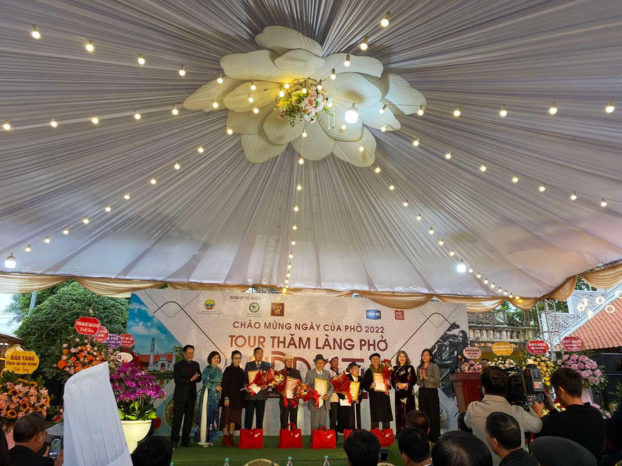 Đại diện Nhãn hàng CHIN-SU trao tặng quà cho các nghệ nhân cao tuổi.