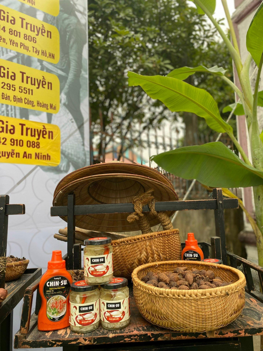 Ngoài sử dụng ăn cùng phở, tương ớt phở CHIN-SU cũng rất hợp vị với các món bún, miến, chấm mực nướng hoặc khi pha nước chấm.