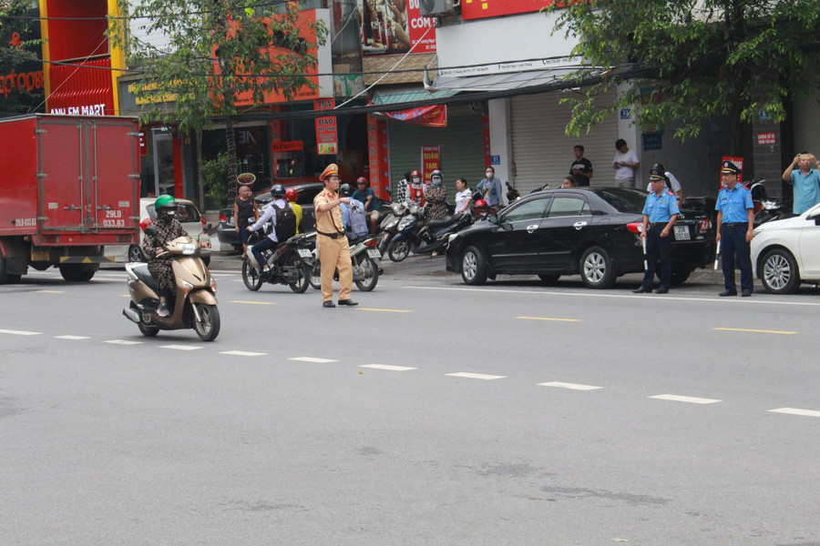 Tiến hành phân luồng, đảm bảo an toàn giao thông tại các điểm thi. Tiến hành phân luồng, đảm bảo an toàn giao thông tại các điểm thi.