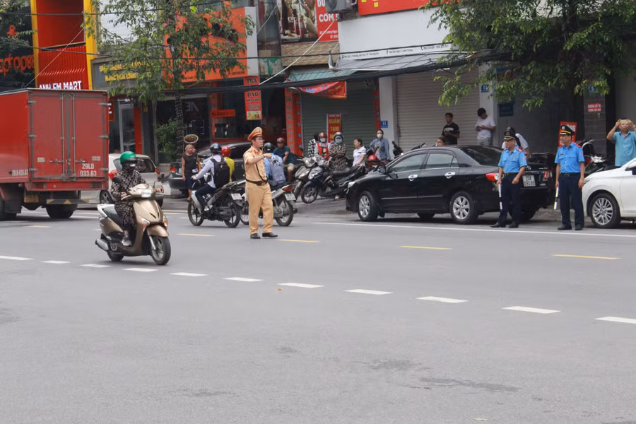 Tiến hành phân luồng, đảm bảo an toàn giao thông tại các điểm thi.