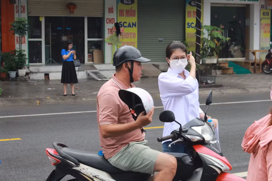 Phụ huynh đồng hành cùng con ở môn thi cuối.