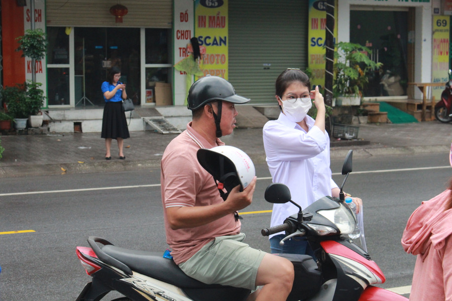 Phụ huynh đồng hành cùng con ở môn thi cuối. Phụ huynh đồng hành cùng con ở môn thi cuối.