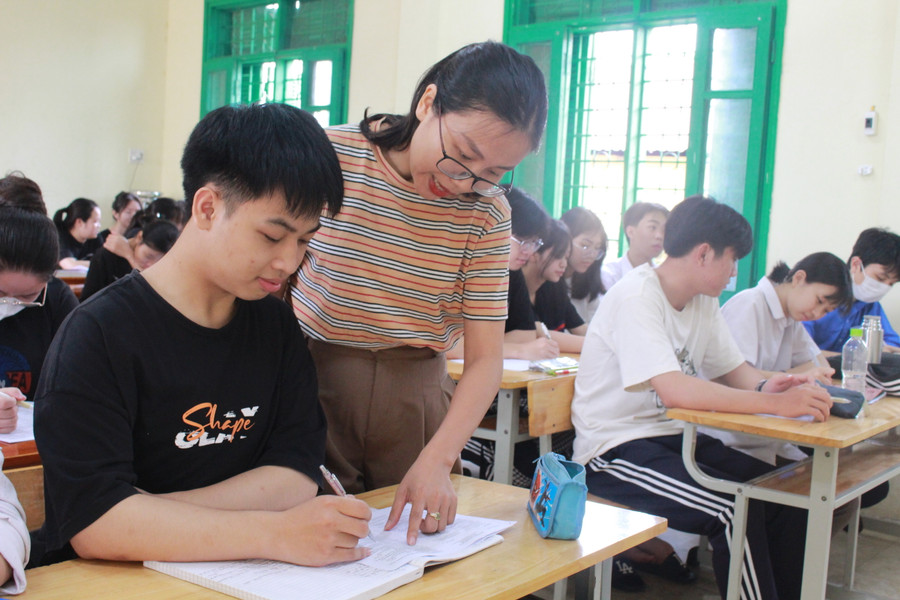 Cô giáo Dương Thị Kiều Anh hướng dẫn học sinh ôn tập môn Lịch sử.