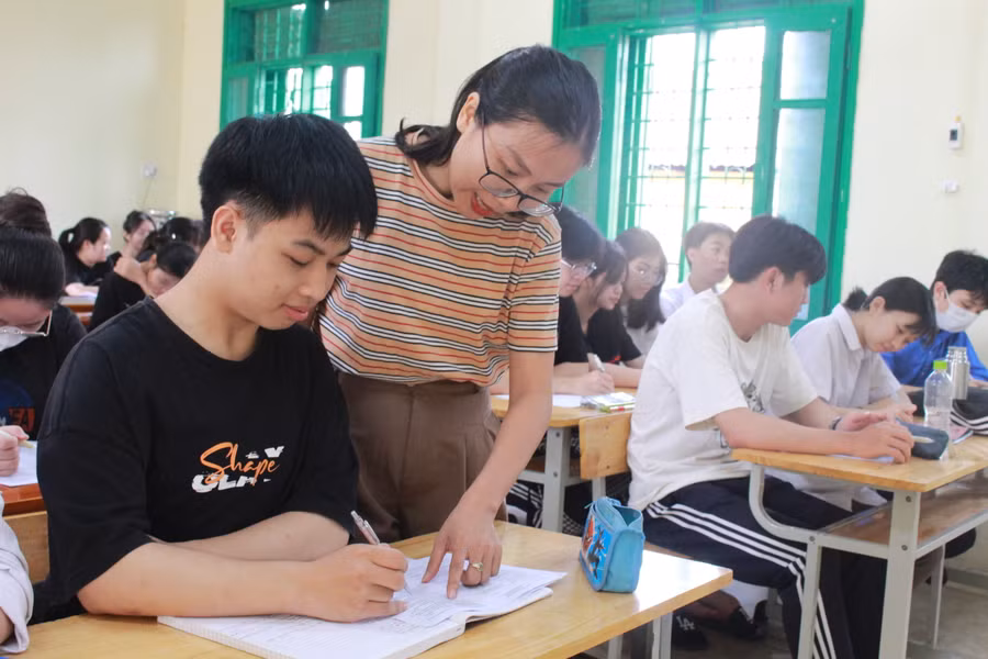 Cô giáo Dương Thị Kiều Anh hướng dẫn học sinh ôn tập môn Lịch sử.