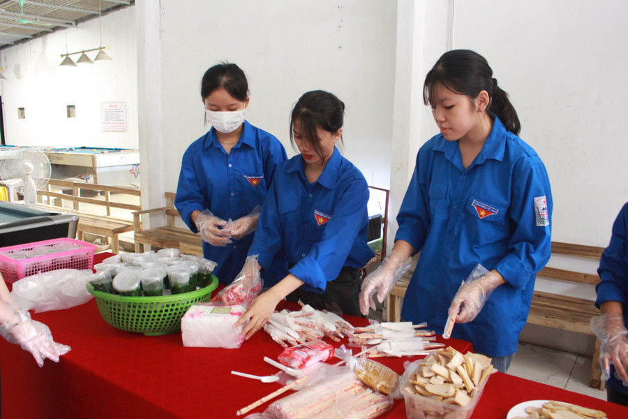 Các tình nguyện viên là học sinh trường THPT Phú Lương đang gấp rút chuẩn bị bữa ăn trưa tiếp sức các thí sinh tham gia kỳ thi tốt nghiệp THPT năm 2023. Các tình nguyện viên là học sinh trường THPT Phú Lương đang gấp rút chuẩn bị bữa ăn trưa tiếp sức các thí sinh tham gia kỳ thi tốt nghiệp THPT năm 2023.