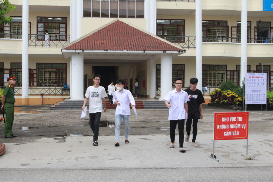 Thí sinh rạng rỡ bước ra khỏi phòng thi. Thí sinh rạng rỡ bước ra khỏi phòng thi.