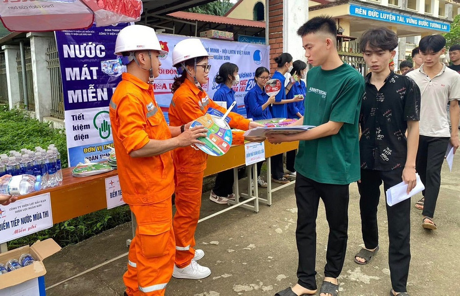 Các thí sinh thở phào sau khi kết thúc môn thi cuối cùng kỳ thi tốt nghiệp THPT 2023.