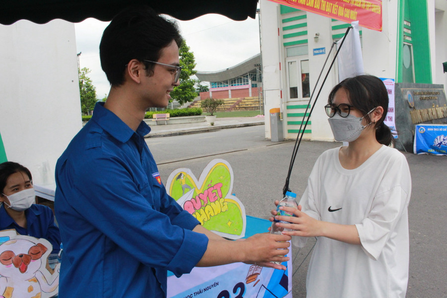 Lực lượng tình nguyện viên luôn sẵn sàng hỗ trợ các thí sinh tại 31 điểm thi.