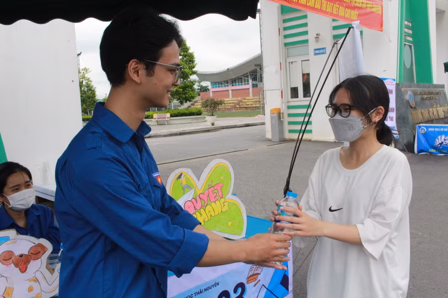 Lực lượng tình nguyện viên luôn sẵn sàng hỗ trợ các thí sinh tại 31 điểm thi.