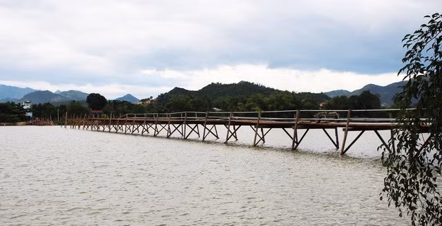 Cầu gỗ Phú Kiểng bắc qua sông Cái (Nha Trang) phục vụ cho cả nghìn dân qua lại mỗi ngày đã được tháo dỡ do mưa lũ