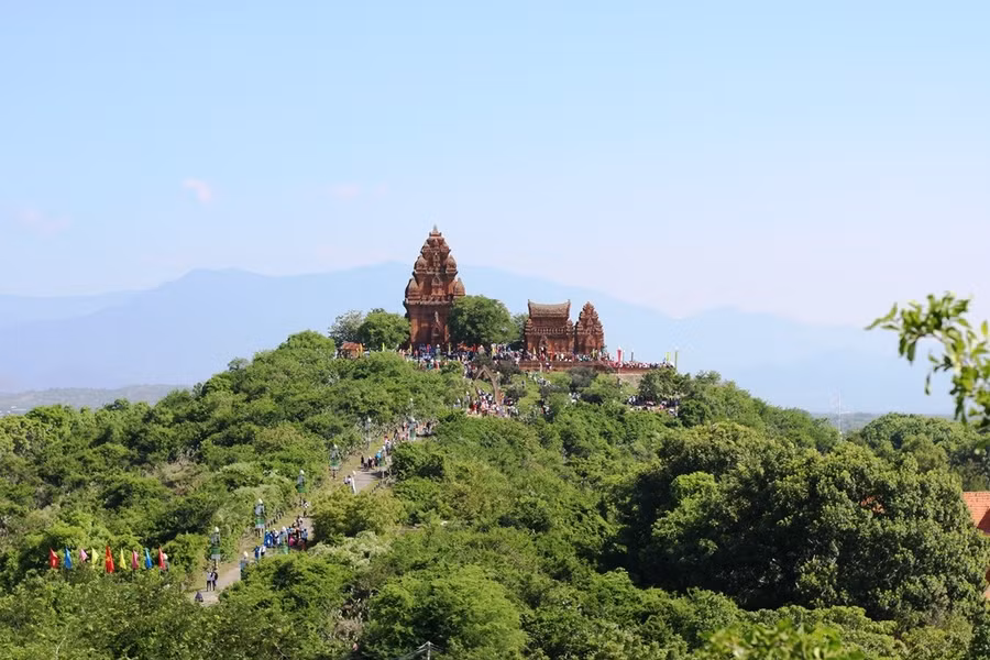 Katê là lễ hội đặc sắc nhất trong kho tàng văn hóa Chămpa, được đồng bào Chăm tổ chức mỗi năm một lần để tưởng nhớ các vị thần linh và dâng lễ vật cúng ông bà, tổ tiên với lòng thành kính cầu cho quốc thái dân an, mưa thuận gió hòa, mùa màng bội thu. (Ảnh: Duy Quan).