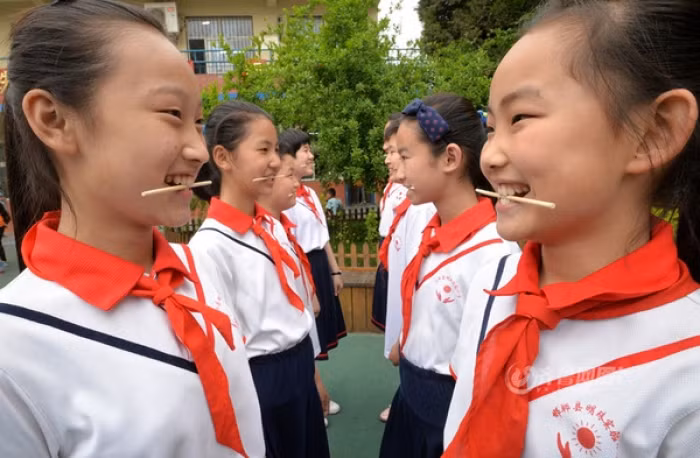Nở rộ trào lưu “ngậm đũa” để có một nụ cười đẹp hoàn hảo