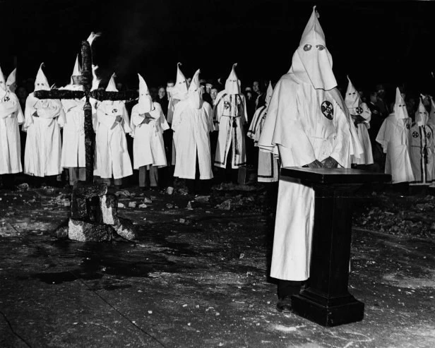 Hình ảnh hành lễ bí ẩn của hội Ku Klux Klan những năm 1940