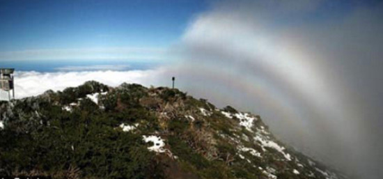 Nhữnghình ảnh về cầu vồng đặc biệt này được nhiếp ảnh gia Alex Tudorica, 23 tuổi, chụp lại tại khu vực La Palma, thuộc quần đảo Canary, Đại Tây Dương năm 2010 4-hien-tuong-suong-mu-doc-dao-tren-the-gioi-2