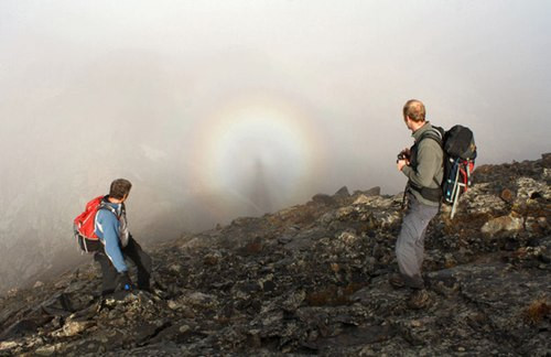 Hiện tượng này xảy ra khi một người đứng đối diện với mặt trời trên sườn núi hoặc trên đỉnh núi cao, nơi xuất hiện cầu vồng sương mù, lúc đó bóng của họ sẽ in trên cầu vồng. Vìthế nhiều người đã nhầm tưởng những cái bóng này mà chính là những con ma, quỷ đang lấp ló trên cầu vồng. 4-hien-tuong-suong-mu-doc-dao-tren-the-gioi-5