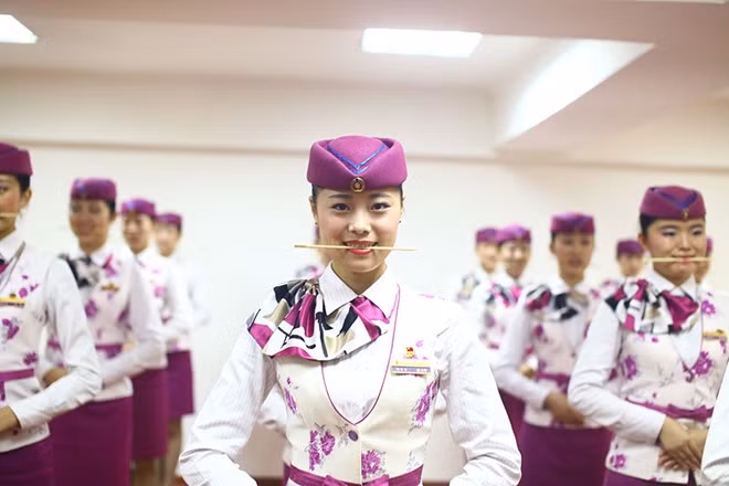 Nở rộ trào lưu “ngậm đũa” để có một nụ cười đẹp hoàn hảo