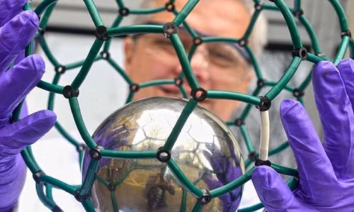 Designer Carbon Material có hình giống chiếc lồng nguyên tử cacbon bao quanh nguyên tử nitơ. Ảnh: The Telegraph.