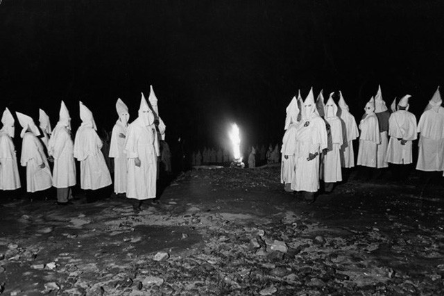 Hình ảnh hành lễ bí ẩn của hội Ku Klux Klan những năm 1940 ảnh 8 Các thành viên mặc áo trắng, đứng xung quanh một cây thánh giá đang cháy.