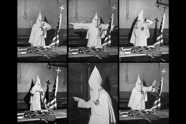 Hình ảnh hành lễ bí ẩn của hội Ku Klux Klan những năm 1940 ảnh 15 Một thành viên Ku Klux Klan trong bộ trang phục của hội tại một buổi họp chính thức.