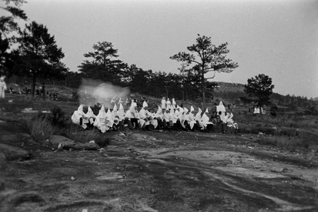 Hình ảnh hành lễ bí ẩn của hội Ku Klux Klan những năm 1940 ảnh 16 Hình ảnh hành lễ bí ẩn của hội Ku Klux Klan những năm 1940 ảnh 16