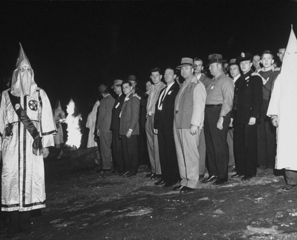 Hình ảnh hành lễ bí ẩn của hội Ku Klux Klan những năm 1940 ảnh 9 Hình ảnh hành lễ bí ẩn của hội Ku Klux Klan những năm 1940 ảnh 9