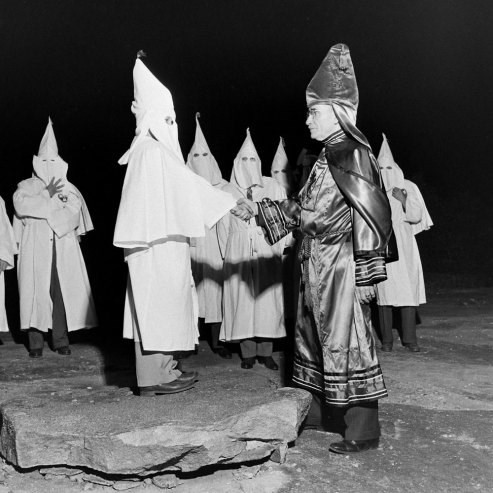 Hình ảnh hành lễ bí ẩn của hội Ku Klux Klan những năm 1940 ảnh 4 Hình ảnh hành lễ bí ẩn của hội Ku Klux Klan những năm 1940 ảnh 4