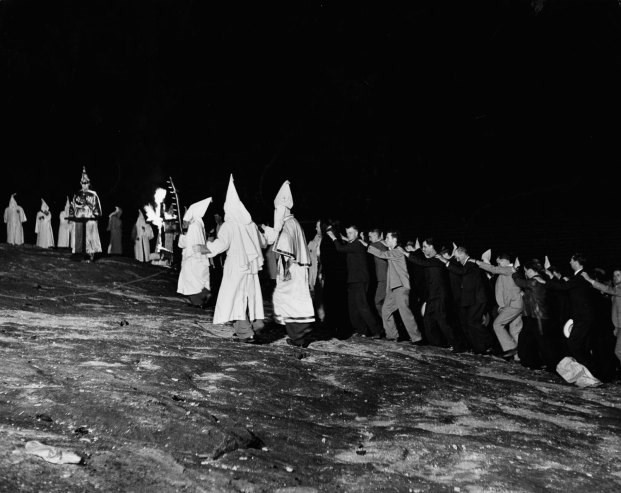 Hình ảnh hành lễ bí ẩn của hội Ku Klux Klan những năm 1940 ảnh 6 Hình ảnh hành lễ bí ẩn của hội Ku Klux Klan những năm 1940 ảnh 6