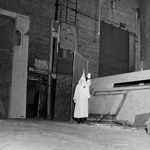 Hình ảnh hành lễ bí ẩn của hội Ku Klux Klan những năm 1940 ảnh 12 Một thành viên Ku Klux Klan trong bộ trang phục của hội tại một buổi họp chính thức.
