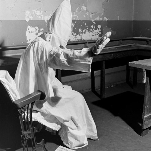 Hình ảnh hành lễ bí ẩn của hội Ku Klux Klan những năm 1940 ảnh 11 Một thành viên Ku Klux Klan trong bộ trang phục của hội tại một buổi họp chính thức.