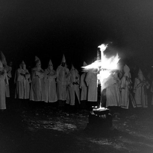 Hình ảnh hành lễ bí ẩn của hội Ku Klux Klan những năm 1940 ảnh 5 Hình ảnh hành lễ bí ẩn của hội Ku Klux Klan những năm 1940 ảnh 5
