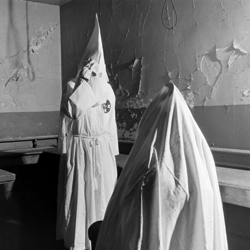 Hình ảnh hành lễ bí ẩn của hội Ku Klux Klan những năm 1940 ảnh 13 Một thành viên Ku Klux Klan trong bộ trang phục của hội tại một buổi họp chính thức.