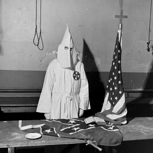Hình ảnh hành lễ bí ẩn của hội Ku Klux Klan những năm 1940 ảnh 14 Một thành viên Ku Klux Klan trong bộ trang phục của hội tại một buổi họp chính thức.