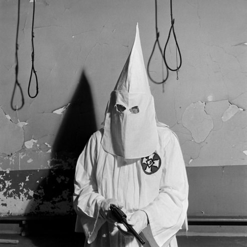 Hình ảnh hành lễ bí ẩn của hội Ku Klux Klan những năm 1940 ảnh 10 Một thành viên Ku Klux Klan trong bộ trang phục của hội tại một buổi họp chính thức.