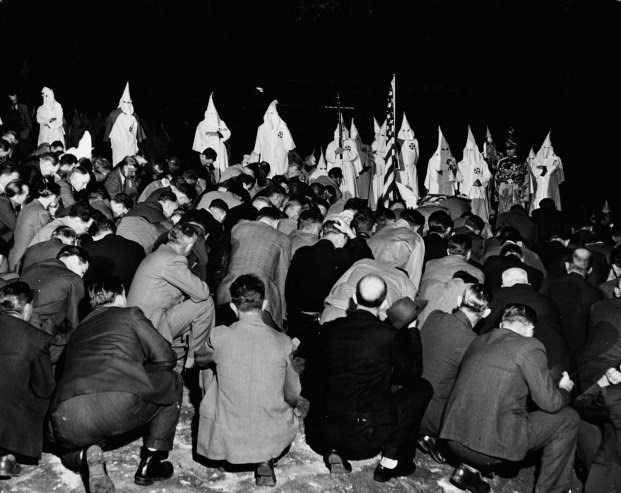 Hình ảnh hành lễ bí ẩn của hội Ku Klux Klan những năm 1940 ảnh 7 Các thành viên Ku Klux Klan quỳ gối trước Hội chủ Đại Long trong một nghi lễ.