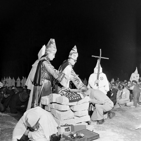 Hình ảnh hành lễ bí ẩn của hội Ku Klux Klan những năm 1940 ảnh 3 Hình ảnh hành lễ bí ẩn của hội Ku Klux Klan những năm 1940 ảnh 3