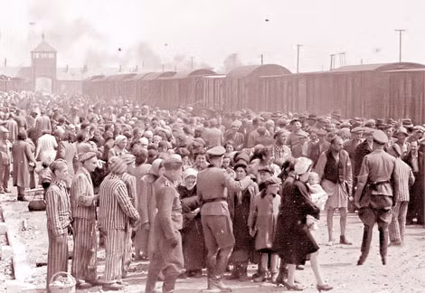 Tàu hỏa chở người Do Thái đến sân ga trại Auschwitz.