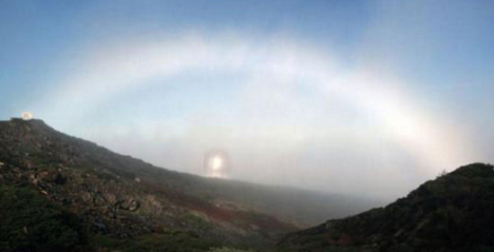 Mỗi một màu đều trải rộng và các màu chồng chéo lên nhau, khiến cho màu sắc tổng thể trở nên nhạt nhòa hơn, thường có màu xanh nhạt hoặc hung hung đỏ. Hiện tượng thường chỉ kéo dài vài phút do mây di chuyển rất nhanh. 4-hien-tuong-suong-mu-doc-dao-tren-the-gioi-1