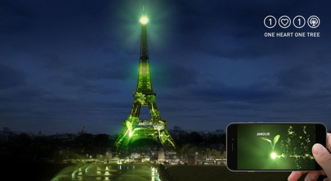 Tháp Eiffel bất ngờ chuyển qua màu xanh vì biến đổi khí hậu