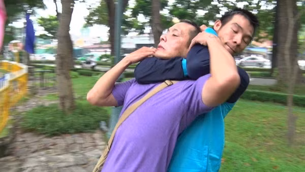 Tư thế thoát hiểm khi bị siết chặt cổ từ phía sau