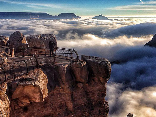 Biển sương mù bắt đầu xuất hiện vào bao phủ quanh hẻm núi Grand Canyon, bang Arizona, Mỹ trong hai ngày 29-30/11/2013.Các lớp sương mù dày đặc bao quanh các khe núi khi nhìn từ trên cao. 4-hien-tuong-suong-mu-doc-dao-tren-the-gioi-7