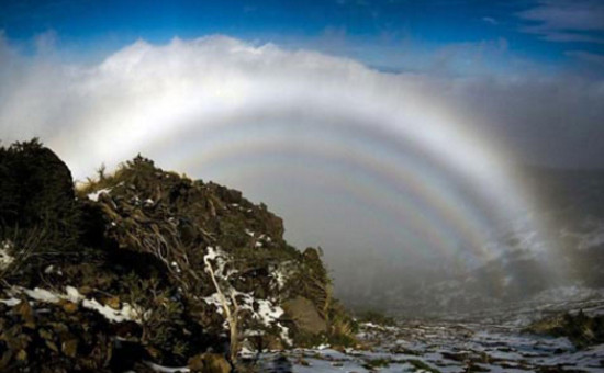 Cầu vồng sương mù (Ráng bão)được hình thành do ánh sáng mặt trời phản chiếu các giọt nước, tạo ra một hình cung đối diện với mặt trời. Nóđược tạo nên từ những giọt nước nhỏ hơn rất nhiều, khiến sự phân tán ánh sáng bao quát hơn qua quá trình nhiễu xạ. 4-hien-tuong-suong-mu-doc-dao-tren-the-gioi