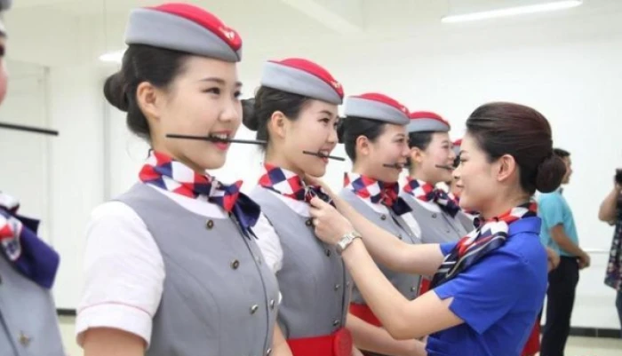 Nở rộ trào lưu “ngậm đũa” để có một nụ cười đẹp hoàn hảo