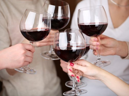 Khám phá cách cụng ly của các dân tộc trên thế giới
